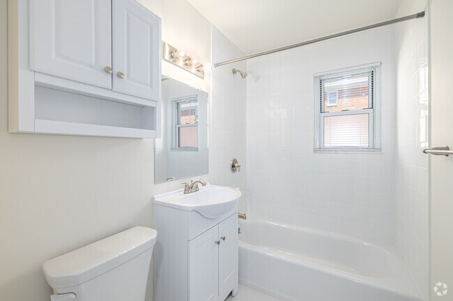 1BR, 1BA - 530SF - Bathroom