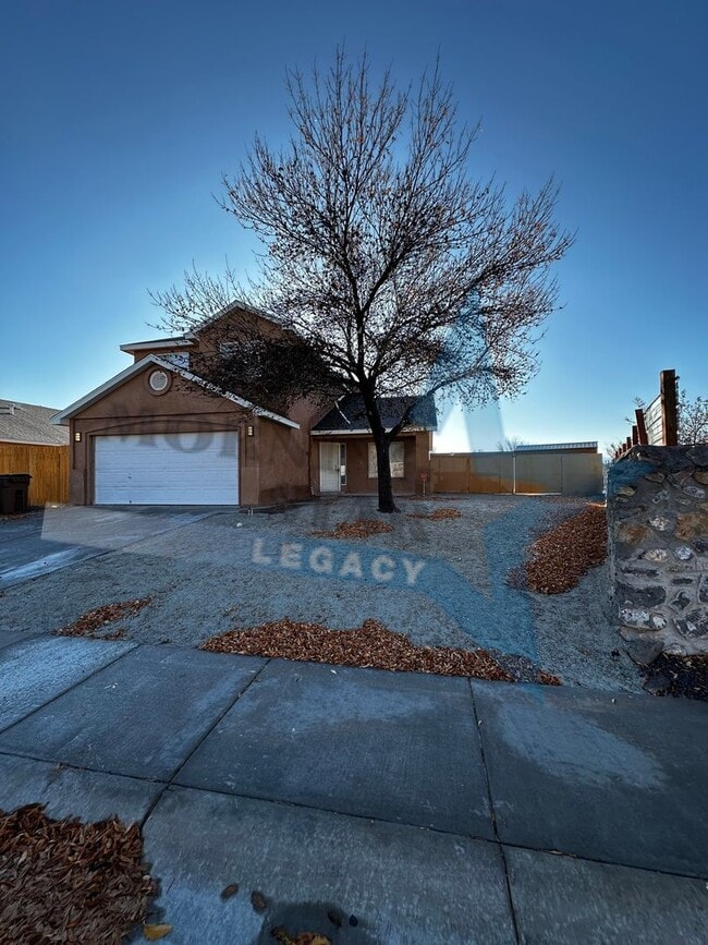 Building Photo - Inviting 3 bedroom 2.5 bath waiting to be ... Rental