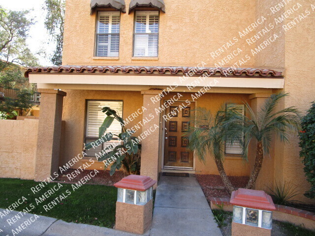 Building Photo - 711 E North Ln