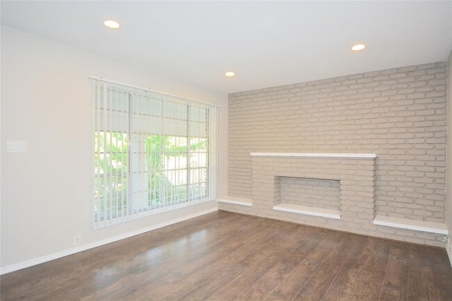 Building Photo - 2121 Fountain View Dr Unit 18H