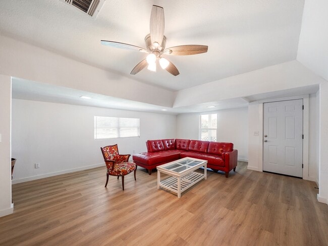 111 Holderrieth Blvd