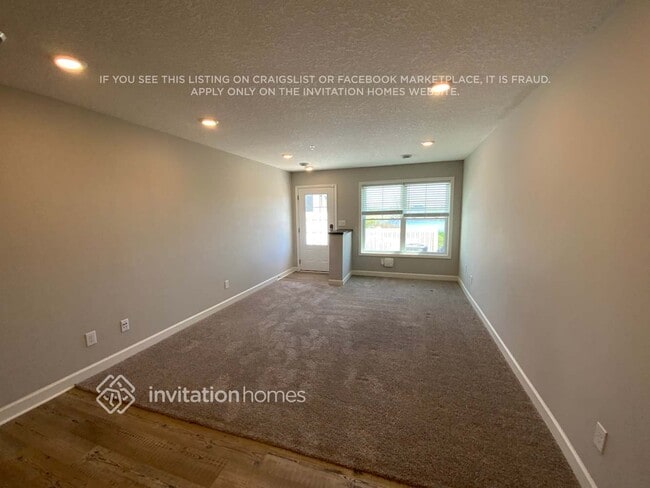 Photo - 10948 Yalta St NE