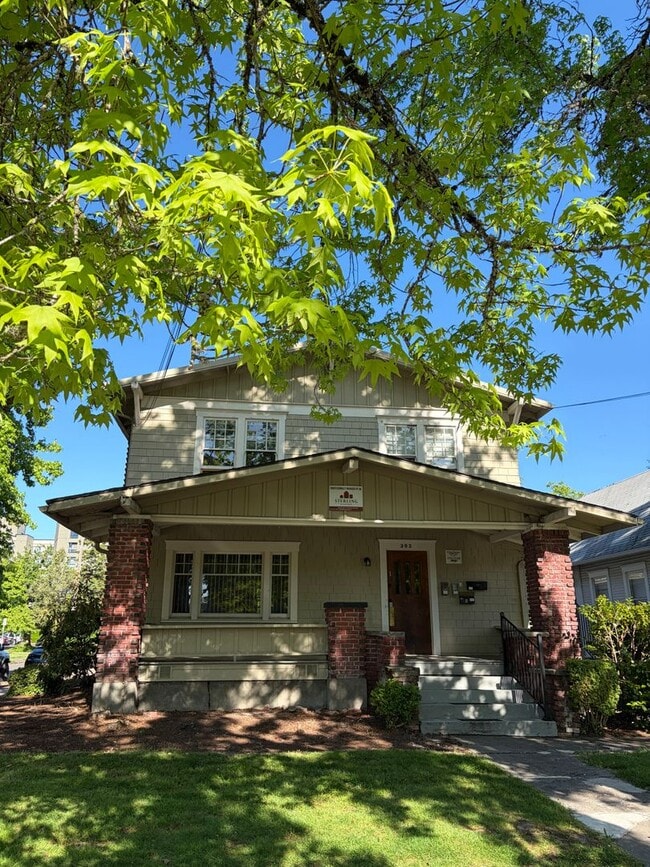 Building Photo - (844) NW 15th St. - 3 Bedroom / 1 Bathroom w/ Two Large Bonus Rooms Unit 1