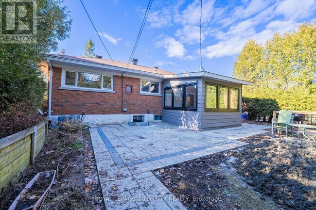 Photo - 1746 Gage Crescent