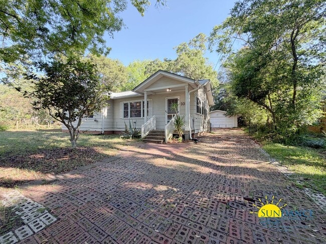 Building Photo - Freshly Painted 3BR/2BA Home Near Santa Rosa Sound & Choctawhatchee Bay!