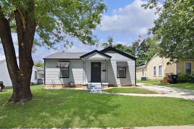 Building Photo - 1310 S 43rd St Rental