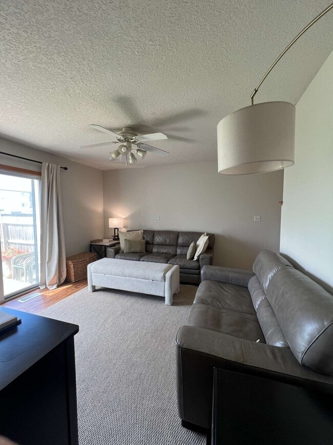 Photo - 402 4th St NW
