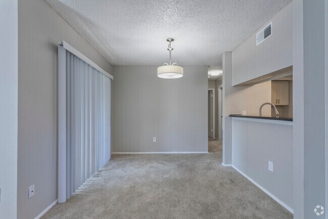 1BR, 1BA W/DEN - 823 SF - Dining Area - The Warwick