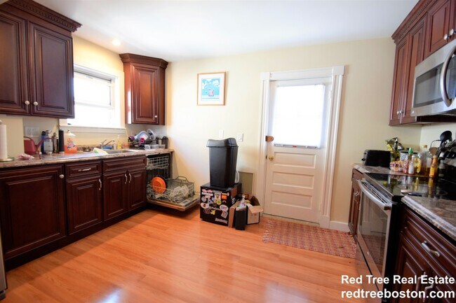 Photo - 25 Oak Square Ave Unit 1