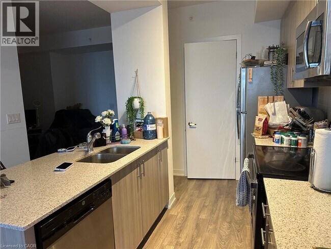 Photo - 550 N Service Rd Unité 1007