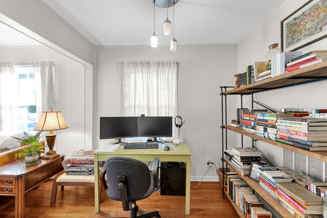 Photo - 2106 Tudor Plz