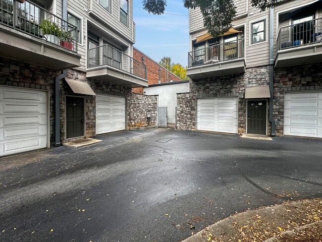 Building Photo - Charming 2 Bedroom 2.5 Bathroom Apartment ...