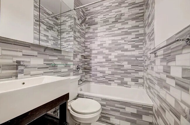 Photo - 529 E 6th St Unit 2B