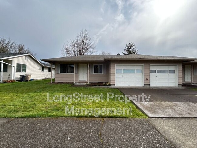 Photo - 324 NE Conifer Blvd