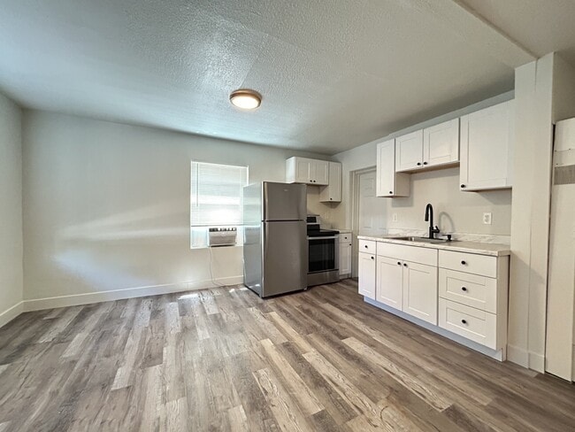 Photo - 951 N Redwood Rd Unidad #14