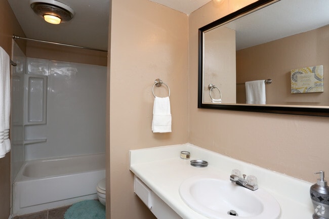 2BR, 2BA - 948SF - Bathroom