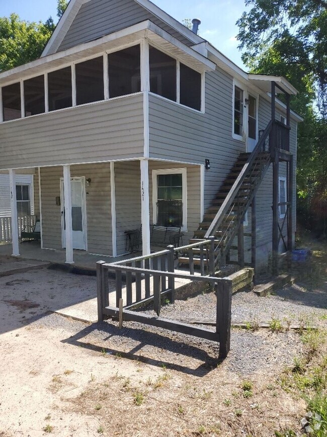 Building Photo - Cute & Cozy 2 Bedroom 1 Bath *MOVE IN SPEC... Rental