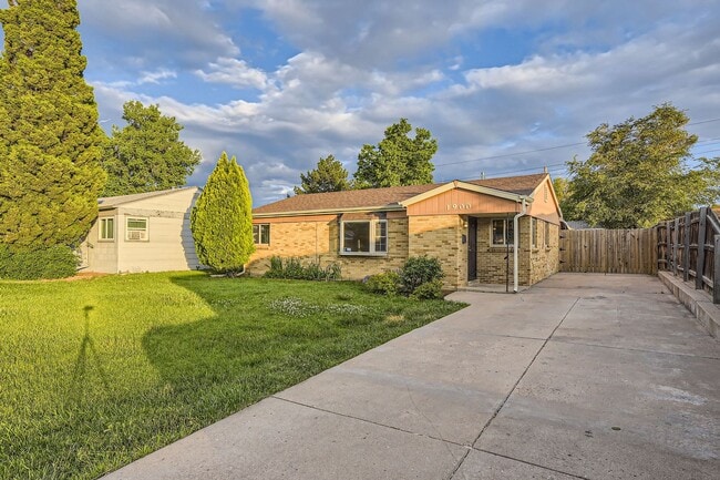 Spacious Home w/Large Backyard Only Blocks... - Spacious Home w/Large Backyard Only Blocks...