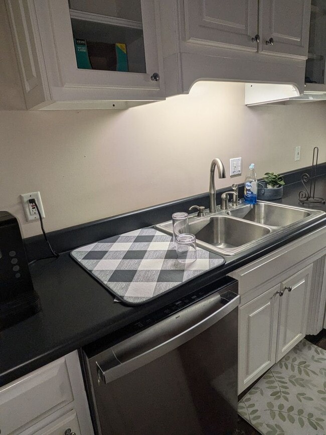 Photo - Cute Upstairs Down Town Apartment! Unidad 132BASH-Apt