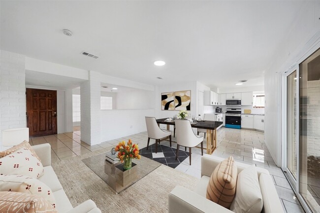 Building Photo - 910 1/2 Oak St Rental