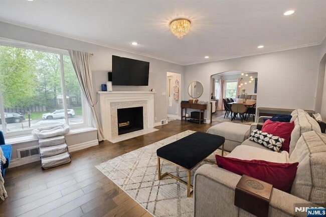 Photo - 103 E Cedar Ln