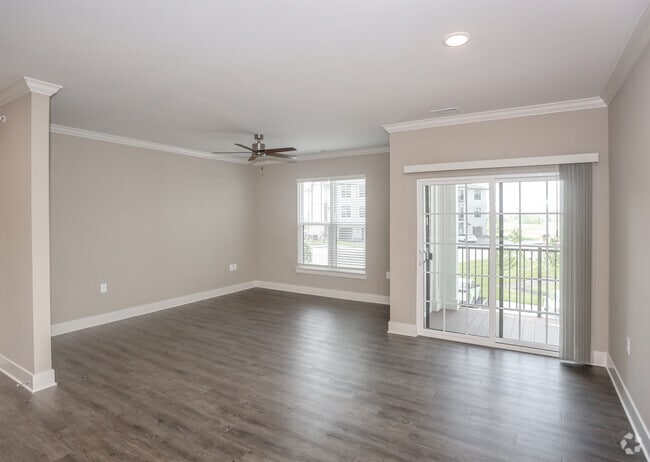 1BR, 1BA - 800 SF