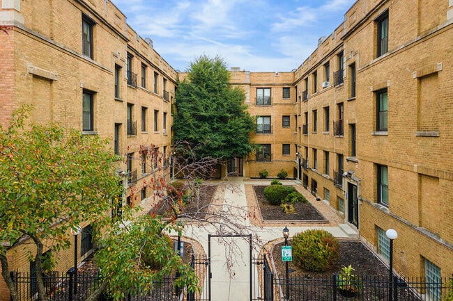 Photo - 730 W Roscoe St