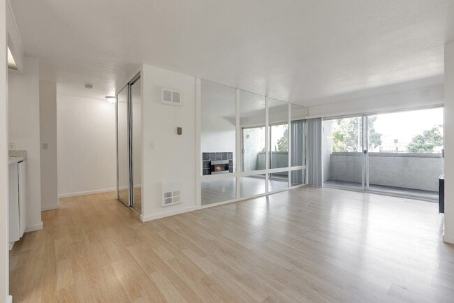 Photo - 955 Shorepoint Ct