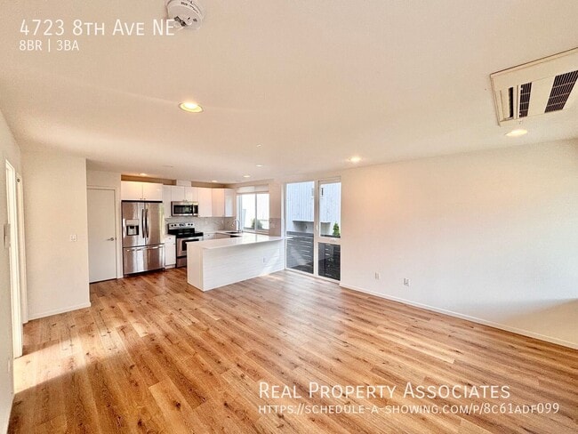 4723 8th Ave NE