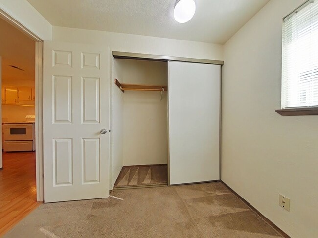 Photo - FALL SPECIAL ~ $990 OFF FIRST MONTH RENT Unidad 1763 SE Bethel