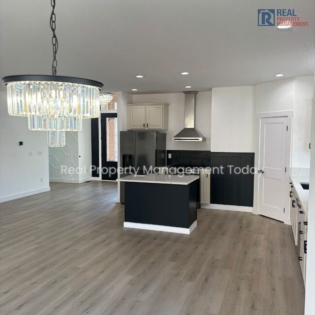 Photo - 105 Lane Blvd NW