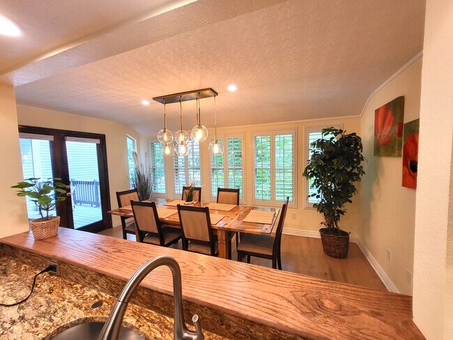 Comedor - 1518 E Nichols Cir