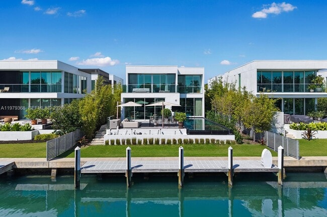 Photo - 1051 W 48th St