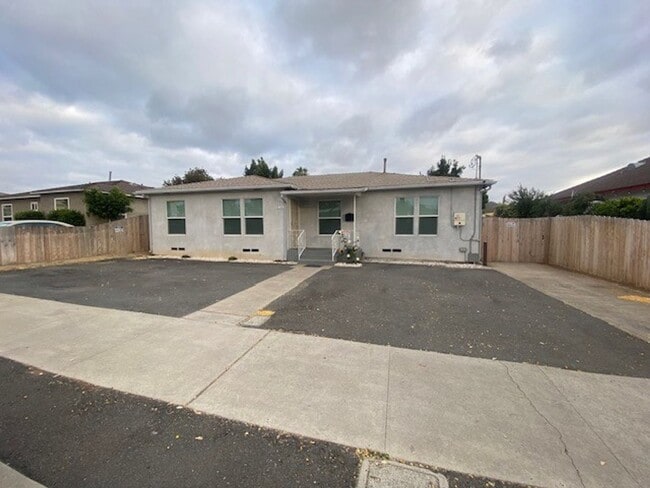 Building Photo - Spacious Remodeled 4 Bedroom/3 bath Home with Bonus Room