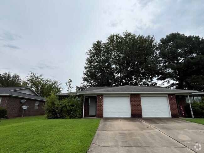 Building Photo - 1300-1302 University Dr Unit 1302 Rental