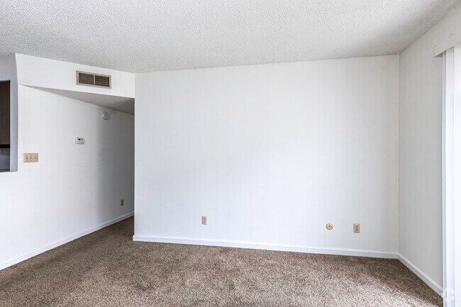 1BR, 1BA - 595SF