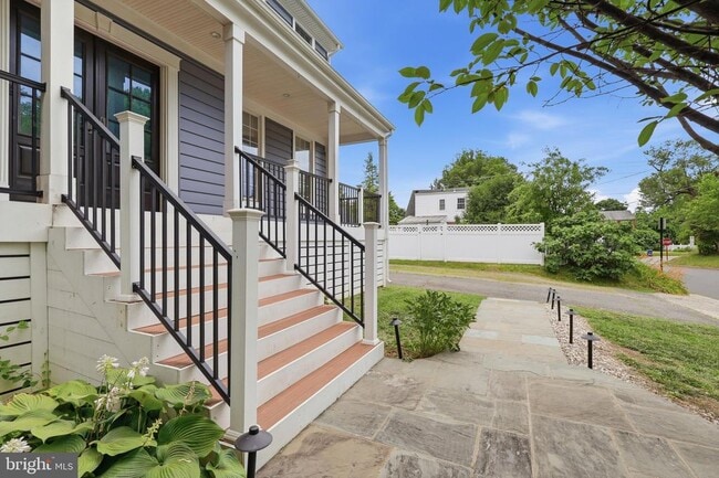 809 N Buchanan St