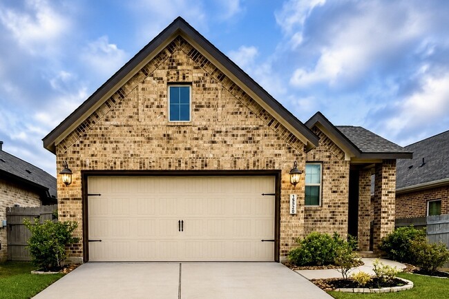 Building Photo - 15520 Maple
