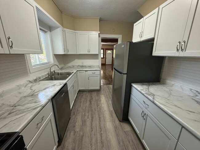 Photo - 5 Bedroom Rental in Moline