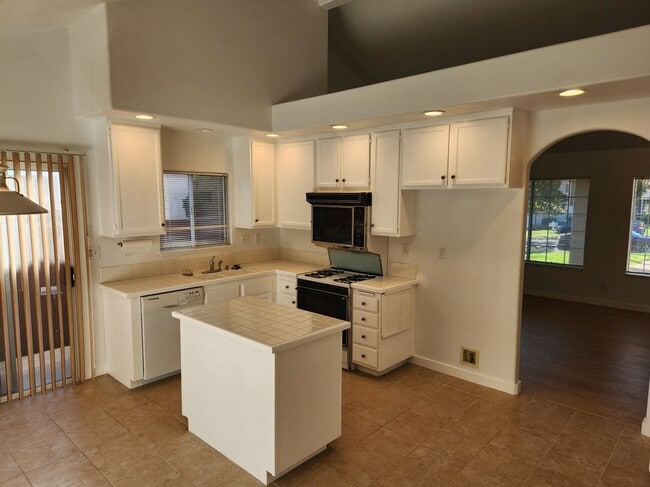 Photo - 2125 Tehachapi Dr