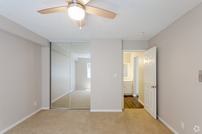 1BR, 1BA - 820 SF