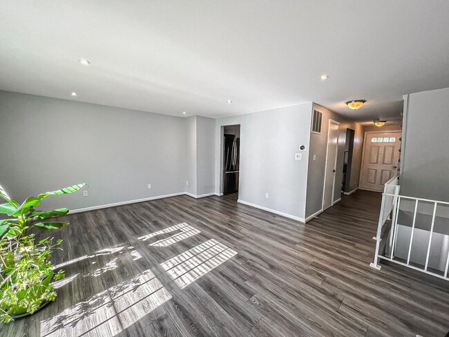 Photo - Sunny And Delightful 3 Bed 2.5 Bath Interior Townhome In Refreshing Newgate