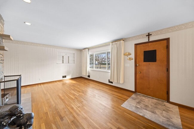 Photo - 1565 Garywood Ave