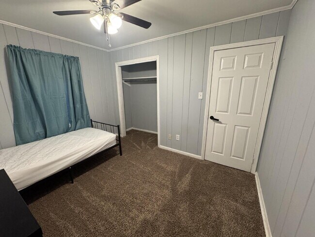 Photo - Private Bedroom Near University of South Alabama – Student-Friendly Home Unit Room #3