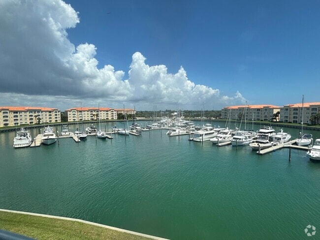 Building Photo - 15 Harbour Isle Dr W Unit Ph 5 Rental