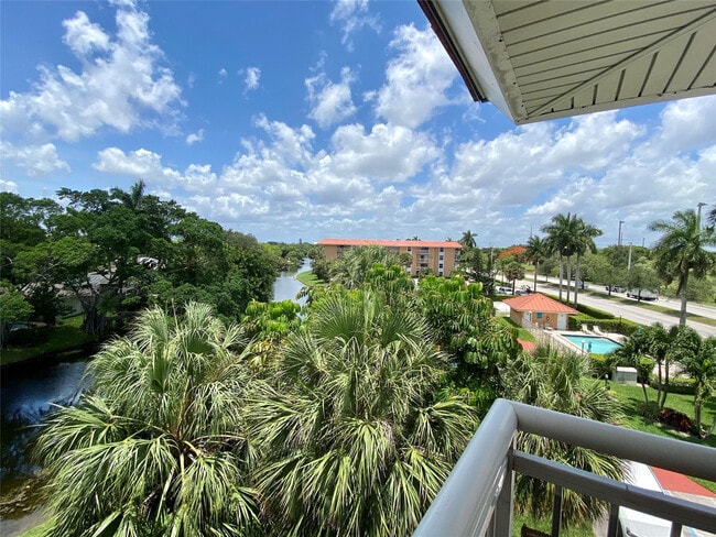 Building Photo - 605 S Pine Island Rd Unit 405A