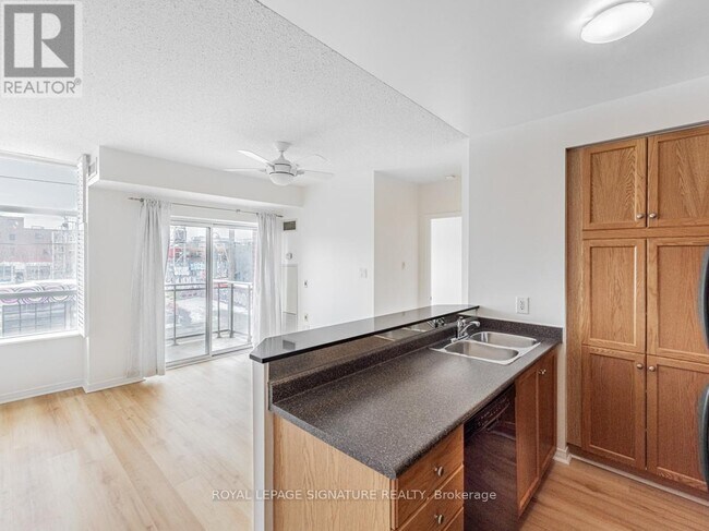 Photo - 2495 Dundas St W Unit 316