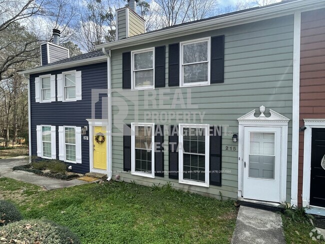 Building Photo - Recently Renovated North Macon Townhouse!