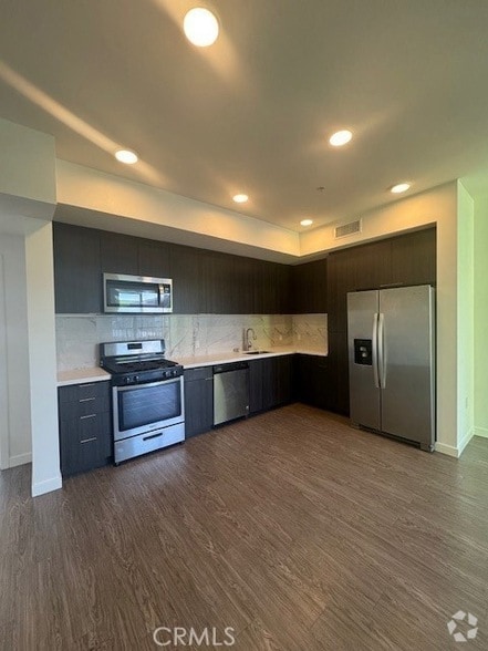 Building Photo - 5750 Hollywood Blvd Unit 739 Rental