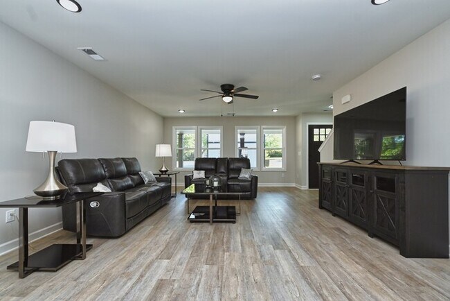 Photo - 146 N Trigg Ave